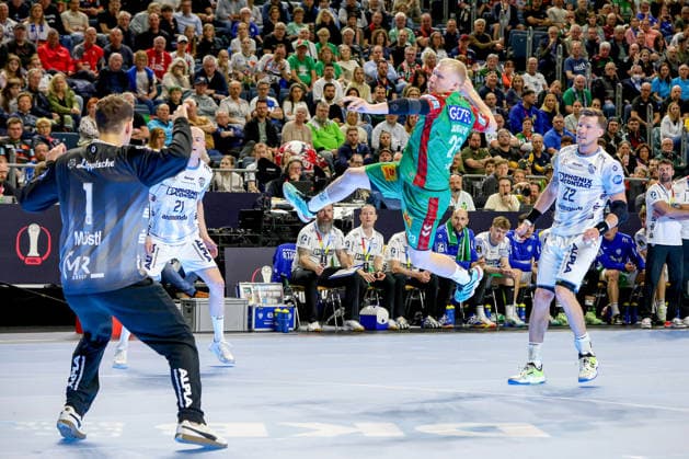 19 04 2026, xsscx, Handball, DHB Pokal Lidl Final4, Match for 3rd place, TBV Lemgo Lippe SC Magdeburg, Season 2025 2026 Men, Lanxess Arena, Cologne Magnus Saugstrup SC Magdeburg 23 throwing against Constantin Möstl TBV Lemgo Lippe 01 Photo xSandraxScherningxPressefotoKochx Nordrhein Westfalen Germany