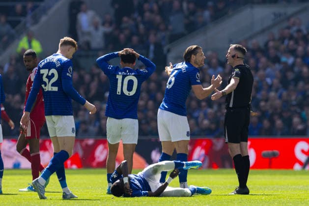 Football - FA Premier League - Everton FC v Liverpool FC LIVERPOOL, ENGLAND - Sunday, April 19, 2026: Everton s captain James Tarkowski (L) speaks to referee Chris Kavanagh during the FA Premier League match between Everton FC and Liverpool FC, the 248th Merseyside Derby, at Bramley-Moore Dock. (Photo by David Rawcliffe Propaganda) LIVERPOOL Bramley-Moore Dock MERSEYSIDE ENGLAND  Copyright: xDavidxRawcliffex P2026-04-19-Everton_Liverpool-65