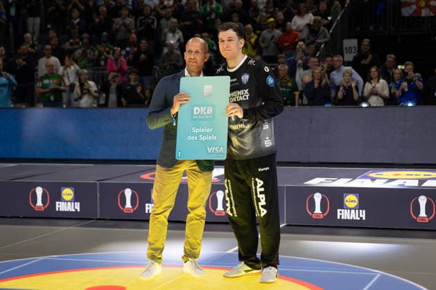 19 04 2026, xgox, Handball DHB Pokal match 3rd place SC Magdeburg TBV Lemgo Lippe emspor, f l Constantin Moestl Möstl, Lemgo, 1st player of the match Cologne