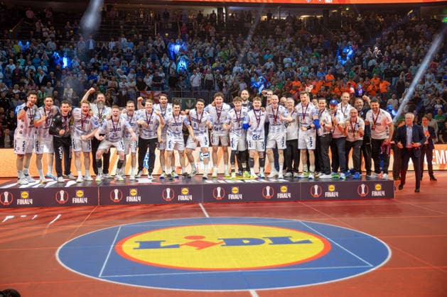 19 04 2026, xgox, Handball DHB Pokal match 3rd place SC Magdeburg TBV Lemgo Lippe emspor, f l Lemgo cheering about the victory, cheering after the end of the match Cologne