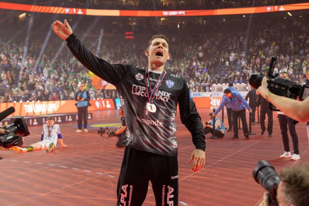 19 04 2026, xgox, Handball DHB Pokal match 3rd place SC Magdeburg TBV Lemgo Lippe emspor, f l Constantin Moestl Möstl, Lemgo, 1 Cheering about the victory, cheering after the end of the match Cologne
