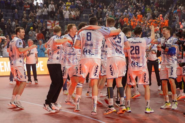 19 04 2026, xgox, Handball DHB Pokal match 3rd place SC Magdeburg TBV Lemgo Lippe emspor, f l Lemgo cheering about the victory, cheering after the end of the match Cologne