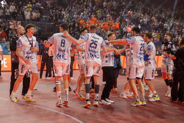 19 04 2026, xgox, Handball DHB Pokal match 3rd place SC Magdeburg TBV Lemgo Lippe emspor, f l Lemgo cheering about the victory, cheering after the end of the match Cologne