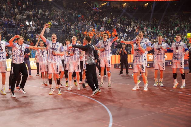 19 04 2026, xgox, Handball DHB Pokal match 3rd place SC Magdeburg TBV Lemgo Lippe emspor, f l Constantin Moestl Möstl, Lemgo, 1 Cheering about the victory, cheering after the end of the match Cologne