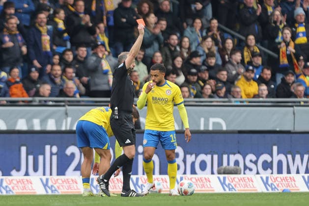 19 04 2025, xtgx, Fußball 2 Bundesliga, Eintracht Braunschweig Hertha BSC Berlin v l Schiedsrichter, Schiri, referee Patrick Alt VAR Kennet Eichhorn Hertha, 23 Rote Karte, Platzverweis, sent off DFL DFB REGULATIONS PROHIBIT ANY USE OF PHOTOGRAPHS as IMAGE SEQUENCES and or QUASI VIDEO Braunschweig