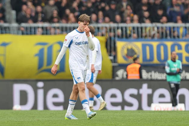 19 04 2025, xtgx, Fußball 2 Bundesliga, Eintracht Braunschweig Hertha BSC Berlin v l Kennet Eichhorn Hertha, 23 enttaeuscht, enttäuscht, schaut enttaeuscht, niedergeschlagen, disappointed Red Card, Platzverweis, sent off DFL DFB REGULATIONS PROHIBIT ANY USE OF PHOTOGRAPHS as IMAGE SEQUENCES and or QUASI VIDEO Braunschweig