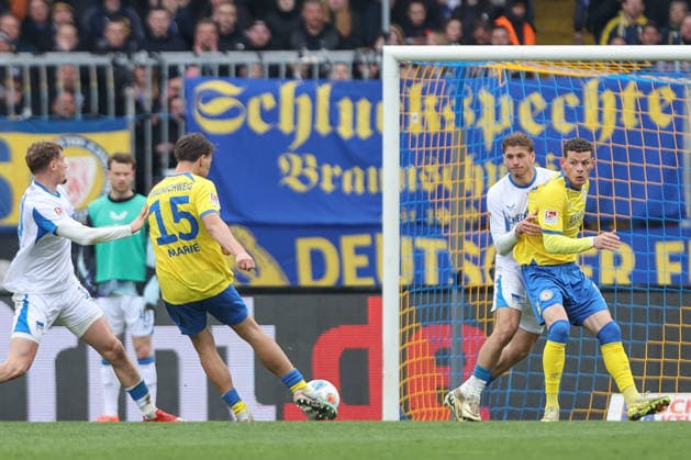 19 04 2025, xtgx, Fußball 2 Bundesliga, Eintracht Braunschweig Hertha BSC Berlin v l Max Marie Braunschweig, 15 schiesst Tor, schießt, Torschuetze, erzielt Tor, Treffer, scores the goal 1 1 DFL DFB REGULATIONS PROHIBIT ANY USE OF PHOTOGRAPHS as IMAGE SEQUENCES and or QUASI VIDEO Braunschweig