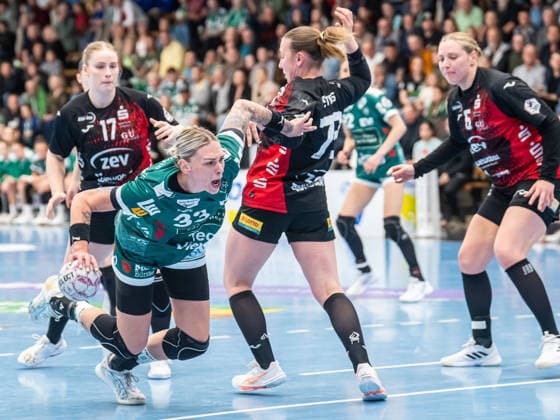 Luisa Schulze Frisch Auf Women, 33 in duel with Zoe Stens BSV Sachsen Zwickau, 73 , BSV Sachsen Zwickau vs Frisch Auf Goeppingen, Handball, 1 Bundesliga, Season 2025 2026, 19 04 2026 BSV Sachsen Zwickau vs Frisch Auf Goeppingen, Handball, 1 Bundesliga, Season 2025 2026, 19 04 2026 Zwickau Copyright: xMichaelxSchmidt Eibner-Pressefotx EP_MST