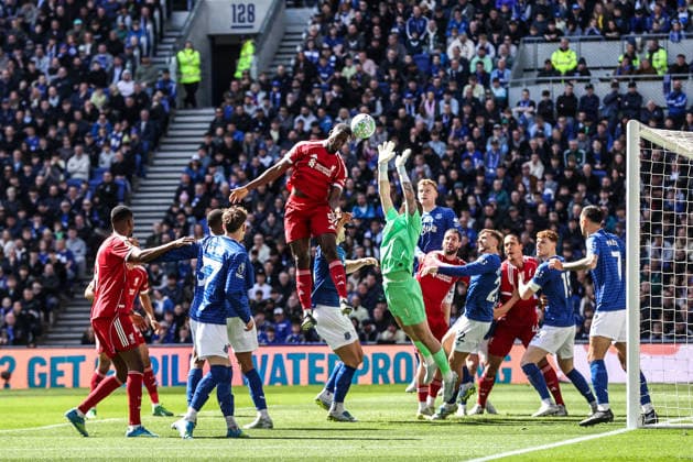 Premier League: Everton v Liverpool Everton goalkeeper Jordan Pickford punches the ball clear during the Premier League match Everton vs Liverpool at Hill Dickinson Stadium, Liverpool, United Kingdom on 19 April 2026 (Photo by Alfie Cosgrove News Images) Liverpool Hill Dickinson Stadium Merseyside United Kingdom Copyright: xAlfiexCosgrove NewsxImagesx