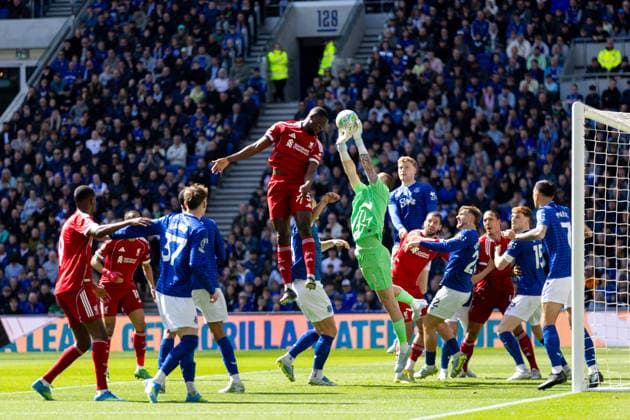 Football - FA Premier League - Everton FC v Liverpool FC LIVERPOOL, ENGLAND - Sunday, April 19, 2026: Liverpool s Ibrahima KonatÃ tries to head the ball towards goal as Everton s goalkeeper Jordan Pickford (R) makes a save during the FA Premier League match between Everton FC and Liverpool FC, the 248th Merseyside Derby, at Bramley-Moore Dock. (Photo by David Rawcliffe Propaganda) LIVERPOOL Bramley-Moore Dock MERSEYSIDE ENGLAND  Copyright: xDavidxRawcliffex P2026-04-19-Everton_Liverpool-75