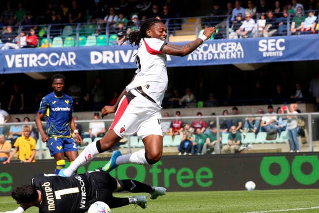 AC Milan™s Rafael Leao Verona™s goalkeeper Lorenzo Montipo the Serie A soccer match between Hellas Verona and A.C. Milan at the Bentegodi Stadium in Verona, north west Italy - Sunday , April 19 , 2026. - Soccer .  Copyright: xPaolaxGarbuio Lapressex