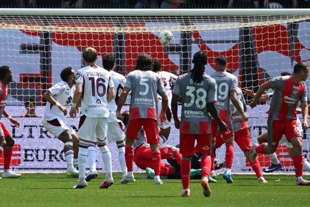 April 19, 2026, Cremona, Italy: Cremonese s Federico Baschirotto scores a goal, but the goal was cancelled by the Var during the Italian Serie A soccer match between Cremonese vs Torino FC at the Giovanni Zini stadium in Cremona, Italy, 19 April 2026. ANSA Serie A - Cremonese Vs Torino  - ZUMAa110 20260419_zaf_a110_012 Copyright: xAlessioxTarpinix