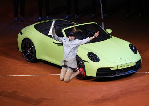 19 04 2026, Germany, Stuttgart, Porsche Tennis Grand Prix 2026, final, winner Elena Rybakina KAZ cheers, cheers with trophy, jumps jubilantly into the air