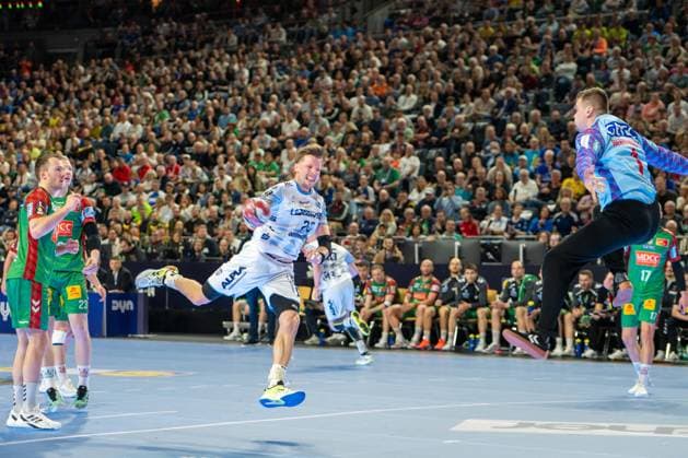 Adam Nyfjaell, circle player TBV Lemgo Lippe 22 , Sergey Hernandez Ferrer, goalkeeper, SC Magdeburg 1 , TBV Lemgo Lippe SC Magdeburg, DHB Pokal Maenner, Herren, 6 Spieltag, Spiel um Platz 3, Daikin HBL, Lidl Final 4, 19 04 2026 Köln NRW Germany Copyright: xkolbert-press MartinxWdziecznyx