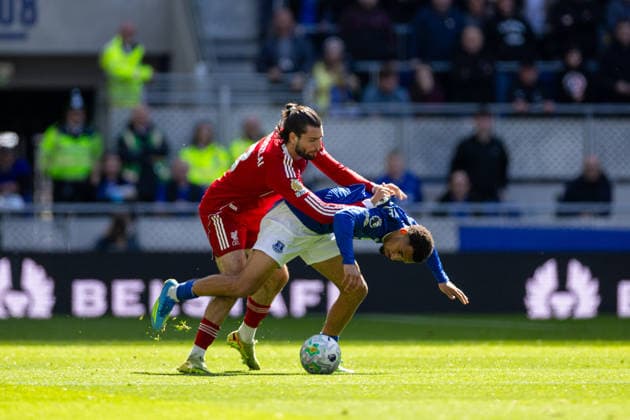 Football - FA Premier League - Everton FC v Liverpool FC LIVERPOOL, ENGLAND - Sunday, April 19, 2026: Liverpool s Dominik Szoboszlai challenges Everton s Iliman Ndiaye (R) during the FA Premier League match between Everton FC and Liverpool FC, the 248th Merseyside Derby, at Bramley-Moore Dock. (Photo by David Rawcliffe Propaganda) LIVERPOOL Bramley-Moore Dock MERSEYSIDE ENGLAND  Copyright: xDavidxRawcliffex P2026-04-19-Everton_Liverpool-96