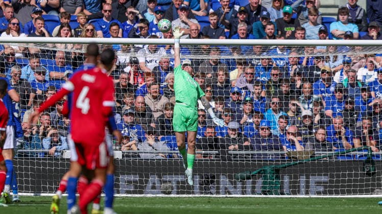 Everton v Liverpool, Premier League Everton goalkeeper Jordan Pickford (1) saves during the Premier League match between Everton and Liverpool at Hill Dickinson Stadium, Liverpool, UK on 19 April 2026. Editorial use only DataCo restrictions apply See www.football-dataco.com , Copyright: xSimonxDaviesx PSI-24105-0013
