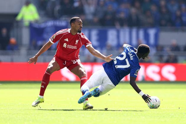 Everton gegen Liverpool 19 April 2026, Liverpool Premier League Fußball Everton gegen Liverpool Ryan Gravenberch von Liverpool und Idrissa Gana Gueye von Everton Foto Jacques Feeney Abseits Liverpool UK  Copyright: xJacquesxFeeneyx xOffsidexOffside
