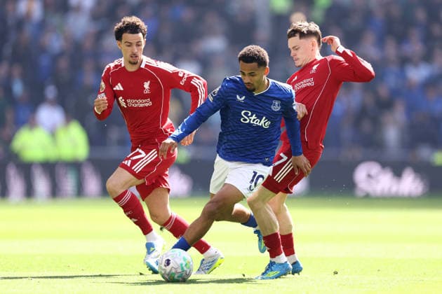 Everton gegen Liverpool 19 April 2026, Liverpool Premier League Fußball Everton gegen Liverpool Iliman Ndiaye von Everton läuft durch Curtis Jones und Florian Wirtz von Liverpool Foto Jacques Feeney Abseits Liverpool UK  Copyright: xJacquesxFeeneyx xOffsidexOffside