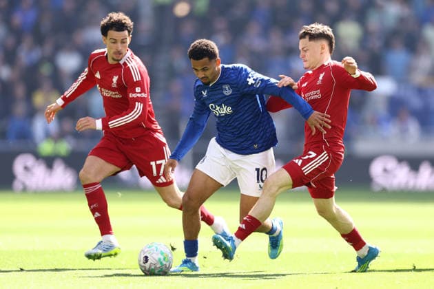 Everton gegen Liverpool 19 April 2026, Liverpool Premier League Fußball Everton gegen Liverpool Iliman Ndiaye von Everton läuft durch Curtis Jones und Florian Wirtz von Liverpool Foto Jacques Feeney Abseits Liverpool UK  Copyright: xJacquesxFeeneyx xOffsidexOffside