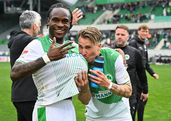 19 04 2026 Soccer Season 2025 2026 2 Soccer Bundesliga 30 Matchday SpVgg Greuther Fürth Kleeblatt SV Darmstadt 98 Lilien Sportfoto Zink xwoxzix DFL regulations prohibit any use of photographs as image sequences and or quasi video only for editorial use Noel Futkeu 9, SpVgg Greuther Fürth Jubel Freude nach Spielende DREI TORE DREI PUNKTE mit Felix Klaus 30, SpVgg Greuther Fürth küsst Spielball Ball