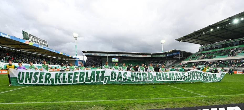 19 04 2026 Soccer Season 2025 2026 2 Soccer Bundesliga 30 Matchday SpVgg Greuther Fürth Kleeblatt SV Darmstadt 98 Lilien Sportfoto Zink xwoxzix DFL regulations prohibit any use of photographs as image sequences and or quasi video only for editorial use Mannschaft Team with banner Banner Unser Kleeblatt das wird niemals untergeh n