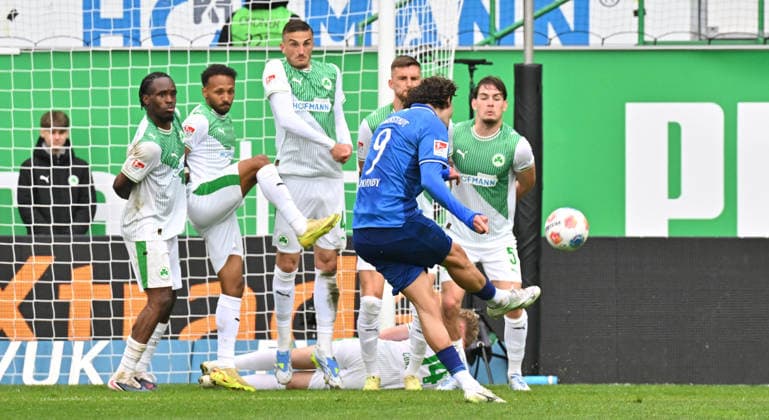 19 04 2026 Soccer Season 2025 2026 2 Soccer Bundesliga 30 Matchday SpVgg Greuther Fürth Kleeblatt SV Darmstadt 98 Lilien Sportfoto Zink MeZi xmexzix DFL regulations prohibit any use of photographs as image sequences and or quasi video only for editorial use Fraser Hornby 9, SV Darmstadt 98 D98 SV98 free kick