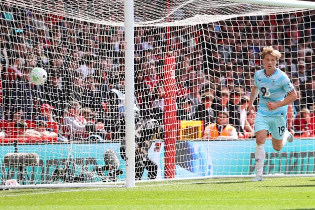 Nottingham Forest v Burnley, Premier League Zian Flemming of Burnley celebrates his opening goal making it 1-0 during the Nottingham Forest v Burnley Premier League match at the City Ground, West Bridgford, England on 19 April 2026 Credit: Ryan Crockett Every Second Media Editorial use only. All images are copyright Every Second Media Limited. No images may be reproduced without prior permission. All rights reserved. Premier League and Football League images are subject to licensing agreements with Football DataCo Limited. see https: www.football-dataco.com Copyright: xIMAGO EveryxSecondxMediax ESM-1916-0046 RyanxCrockettx xEveryxSecondxMediax