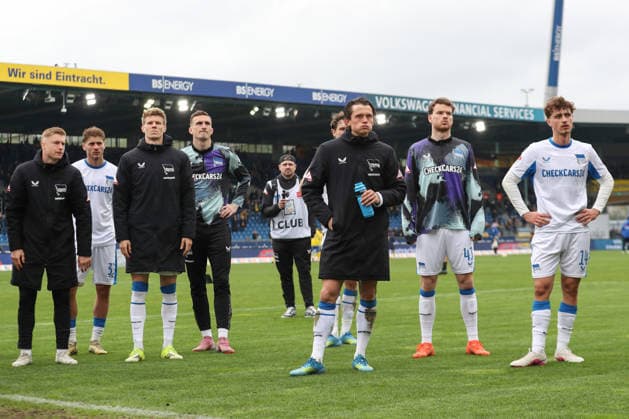 19 04 2025, xtgx, Fußball 2 Bundesliga, Eintracht Braunschweig Hertha BSC Berlin v l Hertha Bedankt sich bei den Fans enttaeuscht, enttäuscht, schaut enttaeuscht, niedergeschlagen, disappointed DFL DFB REGULATIONS PROHIBIT ANY USE OF PHOTOGRAPHS as IMAGE SEQUENCES and or QUASI VIDEO Braunschweig