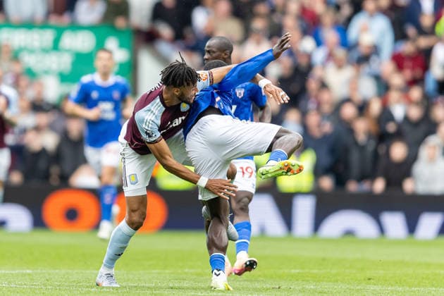Aston Villa v Sunderland, Premier League Aston Villa defender Tyrone Mings (5) misses header during the Premier League match between Aston Villa and Sunderland at Villa Park, Birmingham, UK on 19 April 2026. Birmingham Villa Park West Midlands UK Editorial use only DataCo restrictions apply See www.football-dataco.com , Copyright: xManjitxNarotrax PSI-24107-0029