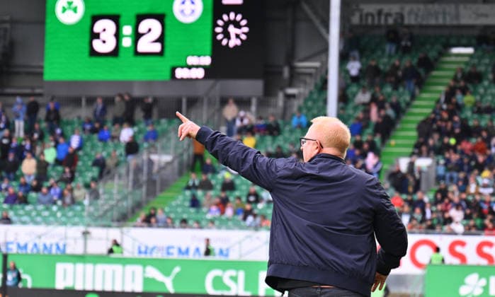 19 04 2026 Soccer Season 2025 2026 2 Soccer Bundesliga 30 Matchday SpVgg Greuther Fürth Kleeblatt SV Darmstadt 98 Lilien Sportfoto Zink xwoxzix DFL regulations prohibit any use of photographs as image sequences and or quasi video only for editorial use Heiko Vogel Trainer SpVgg Greuther Fürth in front of scoreboard