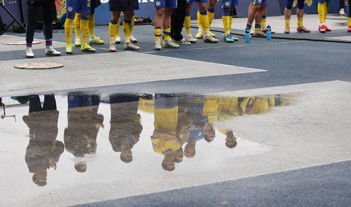 Spielung der Eintracht Mannschaft in der Pfuetze Football, Men, Season 2025 2026 2 BL, Eintracht Stadion, Eintracht Braunschweig vs Hertha BSC Berlin 1 1 DFL REGULATIONS PROHIBIT ANY USE OF PHOTOGRAPHS AS IMAGE SEQUENCES AND OR QUASI VIDEO