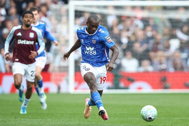Aston Villa v Sunderland, Premier League Habib Diarra of Sunderland during the Aston Villa v Sunderland Premier League match at Villa Park, Birmingham, England on 19 April 2026 Credit: Ian Stephen Every Second Media Editorial use only. All images are copyright Every Second Media Limited. No images may be reproduced without prior permission. All rights reserved. Premier League and Football League images are subject to licensing agreements with Football DataCo Limited. see https: www.football-dataco.com Copyright: xIMAGO EveryxSecondxMediax ESM-1927-0014 IanxStephenx xEveryxSecondxMediax