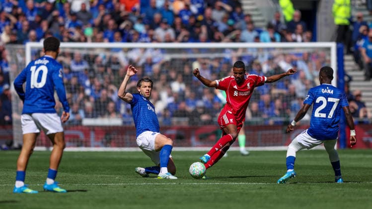 Everton v Liverpool, Premier League Everton defender James Tarkowski (6) challenges Liverpool forward Alexander Isak (9) during the Premier League match between Everton and Liverpool at Hill Dickinson Stadium, Liverpool, UK on 19 April 2026. Editorial use only DataCo restrictions apply See www.football-dataco.com , Copyright: xSimonxDaviesx PSI-24105-0033