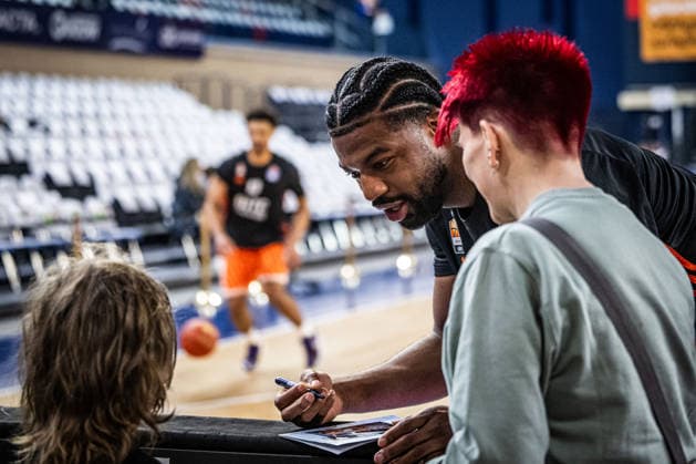 Rostock, Germany 19 April 2026 1 BBL 2025 2026 Sp 30 Rostock Seawolves vs ratiopharm ulm In the picture Malik Osborne ratiopharm Ulm signs autographs Copyright: xFotostandx xVoelkerx