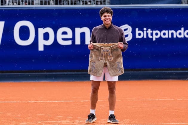 MUNICH, GERMANY - APRIL 19: BMW Open winner Ben Shelton (USA) holding the traditional Lederhose during the trophy ceremony of the BMW Open by Bitpanda Singles match between Flavio Cobolli (ITA) vs Ben Shelton (USA) at MTTC Iphitos on April 19, 2026 in Munich, Germany. Bavaria Germany Copyright: xSteffiexWunderlx