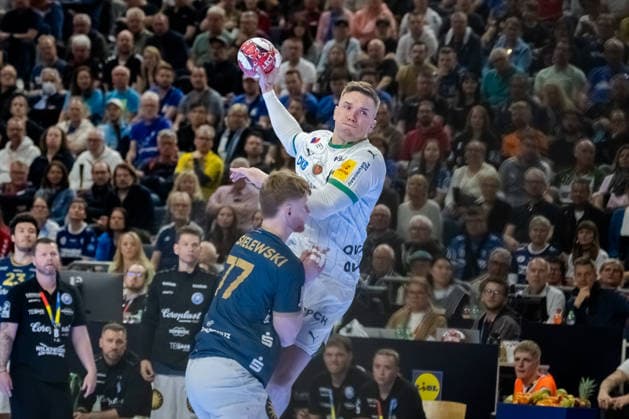 Cologne, 19 04 2026, Handball, Men, Lidl Final4, DHB Pokal, Final, Füchse Berlin Bergischer HC Lasse Bredekjaer Andersson Füchse Berlin, 11 on goal throw Cologne Lanxess Arena NRW Germany