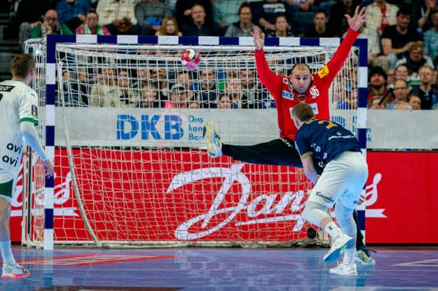 Cologne, 19 04 2026, Handball, Men, Lidl Final4, DHB Pokal, Final, Füchse Berlin Bergischer HC Noah Beyer Bergischer HC, 2 on seven-meter penalty against Dejan Milosavljev Füchse Berlin, 96 Köln Lanxess Arena NRW Germany
