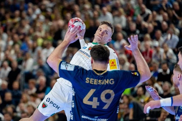Cologne, 19 04 2026, Handball, Men, Lidl Final4, DHB Pokal, Final, Füchse Berlin Bergischer HC Lasse Bredekjaer Andersson Füchse Berlin, 11 on a throw from the back against the block of Aron Seesing Bergischer HC, 49 Köln Lanxess Arena NRW Germany
