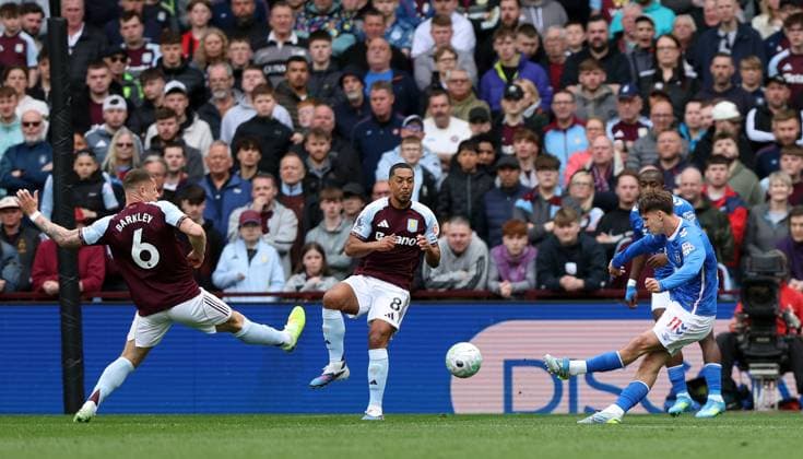 Chris Rigg of Sunderland scores a goal to make the score 1-1 Aston Villa v Sunderland, Premier League, Football, Villa Park, Birmingham, UK - 19 Apr 2026Birmingham Villa Park United Kingdom EDITORIAL USE ONLY No use with unauthorised audio, video, data, fixture lists, club league logos or live services. Online in-match use limited to 120 images, no video emulation. No use in betting, games or single club league player publications. Copyright: xKieranxMcManus Shutterstockx 16832205v