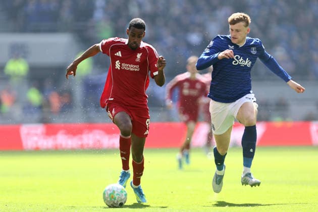 Alexander Isak of Liverpool and Jarrad Branthwaite of Everton Everton v Liverpool, Premier League, Football, Hill Dickinson Stadium, Liverpool, UK - 19 Apr 2026Liverpool Hill Dickinson Stadium United Kingdom EDITORIAL USE ONLY No use with unauthorised audio, video, data, fixture lists, club league logos or live services. Online in-match use limited to 120 images, no video emulation. No use in betting, games or single club league player publications. Copyright: xPhilxOldham Shutterstockx 16832209q