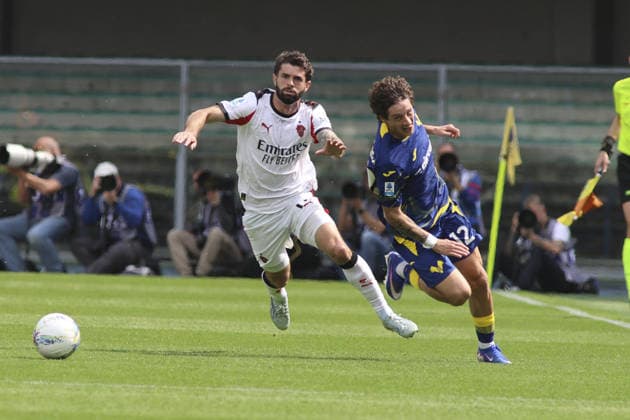CALCIO - Serie A - Hellas Verona FC vs AC Milan Domagoj Bradaric of Hellas Verona FC battle for the ball with AC Milan s Christian Pulisic during Hellas Verona FC vs AC Milan, 33Â° Serie A Enilive 2025-26 game at Marcantonio Bentegodi stadium in Verona (VR), Italy, on April 19, 2026. Verona Italy  Copyright: xIPAxSport ABACAx