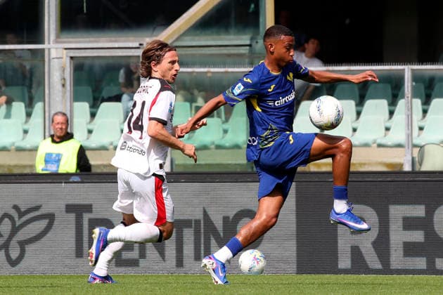 AC Milan s Luka Modric Verona s Daniel Oyegoke the Serie A soccer match between Hellas Verona and A.C. Milan at the Bentegodi Stadium in Verona, north west Italy - Sunday , April 19 , 2026. - Soccer .  Copyright: xPaolaxGarbuio Lapressex