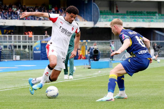 AC Milan s Zachary Athekame Verona™s Nicolas Valentini the Serie A soccer match between Hellas Verona and A.C. Milan at the Bentegodi Stadium in Verona, north west Italy - Sunday , April 19 , 2026. - Soccer .  Copyright: xPaolaxGarbuio Lapressex