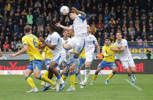 Header Dawid Kownacki Hertha BSC Berlin Football, Men, Season 2025 2026 2 BL, Eintracht Stadion, Eintracht Braunschweig vs Hertha BSC Berlin 1 1 DFL REGULATIONS PROHIBIT ANY USE OF PHOTOGRAPHS AS IMAGE SEQUENCES AND OR QUASI VIDEO