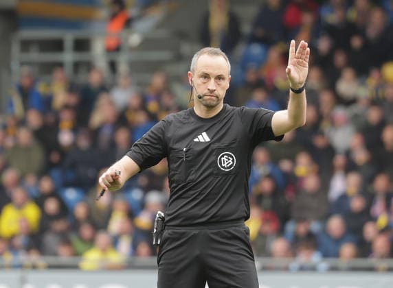 Referee Patrick Alt Football, Men, Season 2025 2026 2 BL, Eintracht Stadion, Eintracht Braunschweig vs Hertha BSC Berlin 1 1 DFL REGULATIONS PROHIBIT ANY USE OF PHOTOGRAPHS AS IMAGE SEQUENCES AND OR QUASI VIDEO