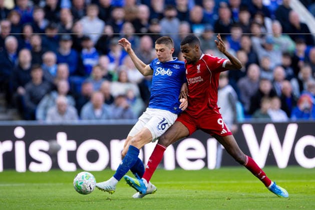 Football - FA Premier League - Everton FC v Liverpool FC LIVERPOOL, ENGLAND - Sunday, April 19, 2026: Liverpool s Alexander Isak challenges Everton s Vitaliy Mykolenko (L) during the FA Premier League match between Everton FC and Liverpool FC, the 248th Merseyside Derby, at Bramley-Moore Dock. (Photo by David Rawcliffe Propaganda) LIVERPOOL Bramley-Moore Dock MERSEYSIDE ENGLAND  Copyright: xDavidxRawcliffex P2026-04-19-Everton_Liverpool-128