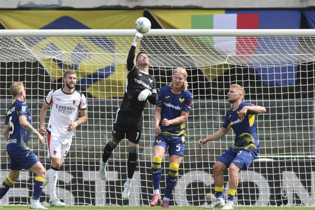 Lorenzo Montipo of Hellas Verona FC makes a save during Hellas Verona FC vs AC Milan, 33Â° Serie A Enilive 2025-26 game at Marcantonio Bentegodi stadium in Verona (VR), Italy, on April 19, 2026.  Copyright: xDavidexCasentini IPAxSportx xipa-agency.netx xx IPA_74074511 IPA_Agency_IPA74074511
