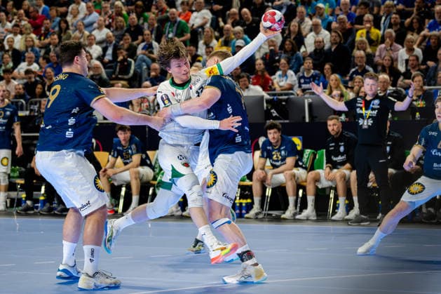 Cologne, 19 04 2026, Handball, Men, Lidl Final4, DHB Pokal, Final, Füchse Berlin Bergischer HC Nils Lichtlein Füchse Berlin, 17 in duel with Johannes Wasielewski Bergischer HC, 77 Köln Lanxess Arena NRW Germany