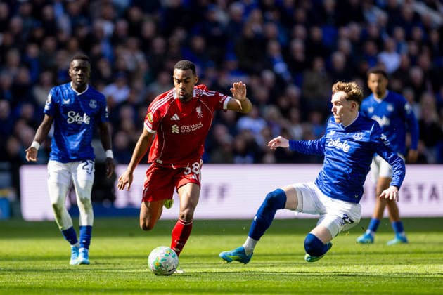 Football - FA Premier League - Everton FC v Liverpool FC LIVERPOOL, ENGLAND - Sunday, April 19, 2026: Liverpool s Ryan Gravenberch is challenged by Everton s James Garner (R) during the FA Premier League match between Everton FC and Liverpool FC, the 248th Merseyside Derby, at Bramley-Moore Dock. (Photo by David Rawcliffe Propaganda) LIVERPOOL Bramley-Moore Dock MERSEYSIDE ENGLAND  Copyright: xDavidxRawcliffex P2026-04-19-Everton_Liverpool-122