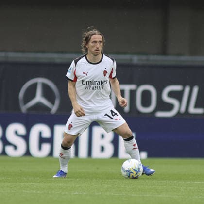 AC Milan lucio s.sLuka Modric of AC Milan play the ball during Hellas Verona FC vs AC Milan, 33Â° Serie A Enilive 2025-26 game at Marcantonio Bentegodi stadium in Verona (VR), Italy, on April 19, 2026.  Copyright: xDavidexCasentini IPAxSportx xipa-agency.netx xx IPA_74076154 IPA_Agency_IPA74076154
